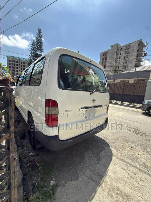 Car 2011 White