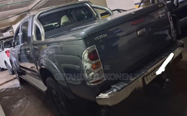 Toyota Hilux 2011 Gray