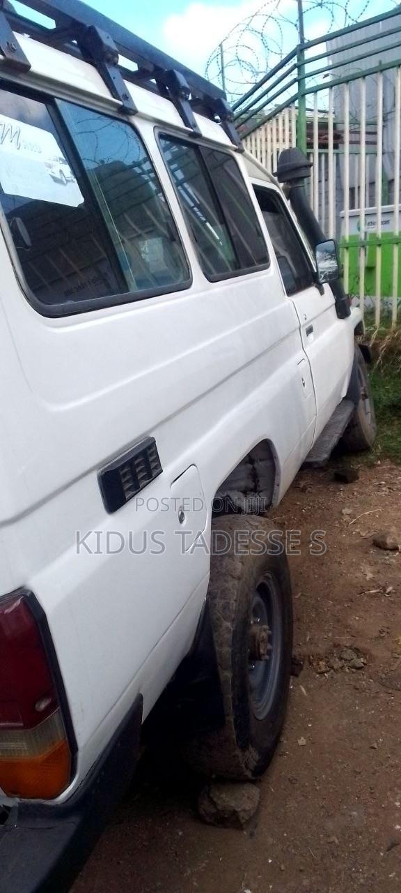 Toyota Land Cruiser 2001 White