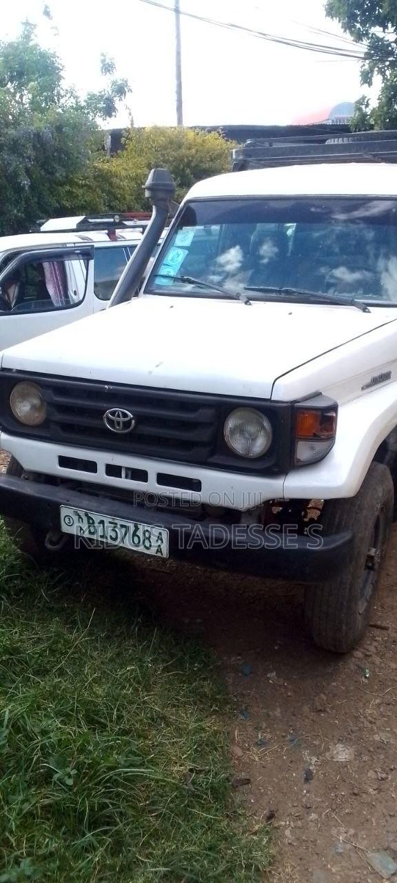 Toyota Land Cruiser 2001 White