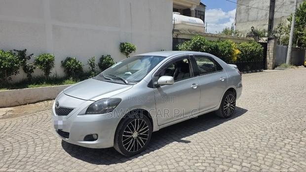 Toyota Yaris 2011 Silver