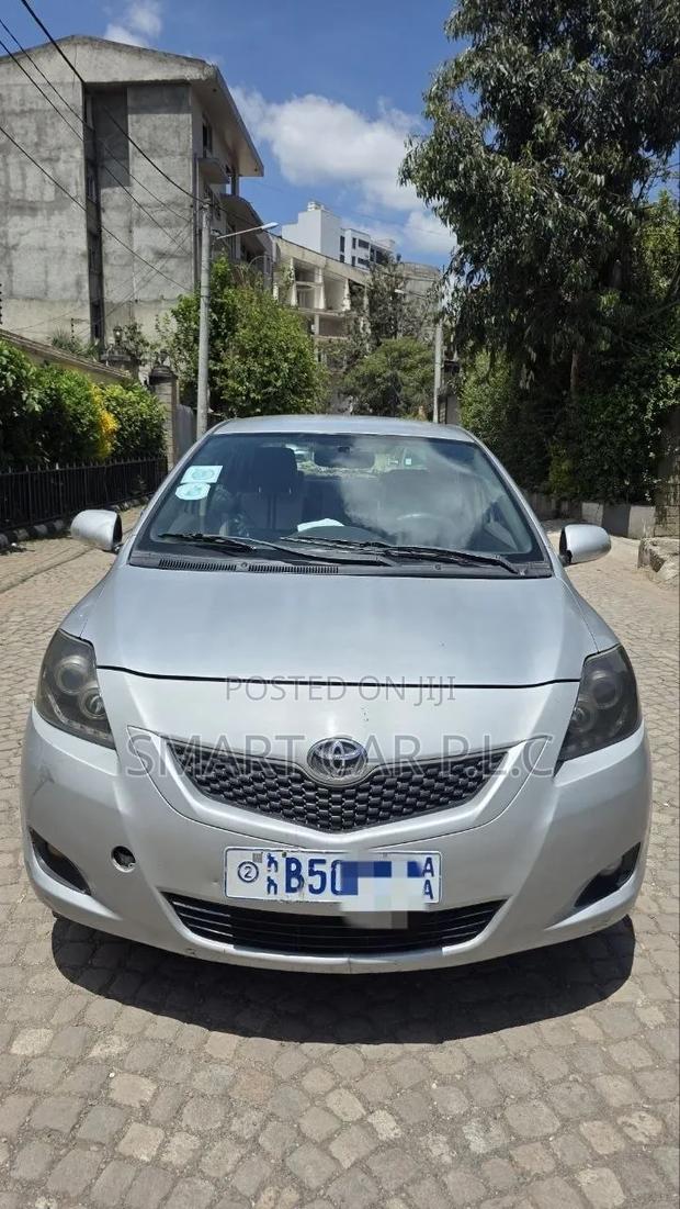 Toyota Yaris 2011 Silver