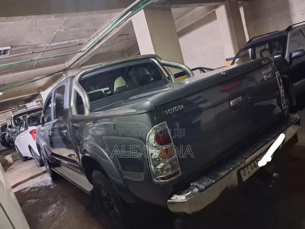 Toyota Hilux 2011 Gray