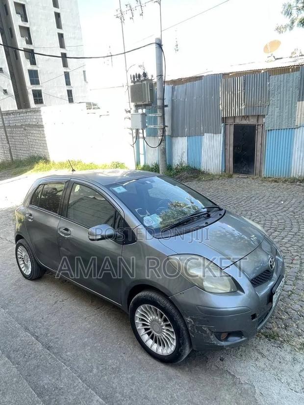 Toyota Yaris 2010 Gray