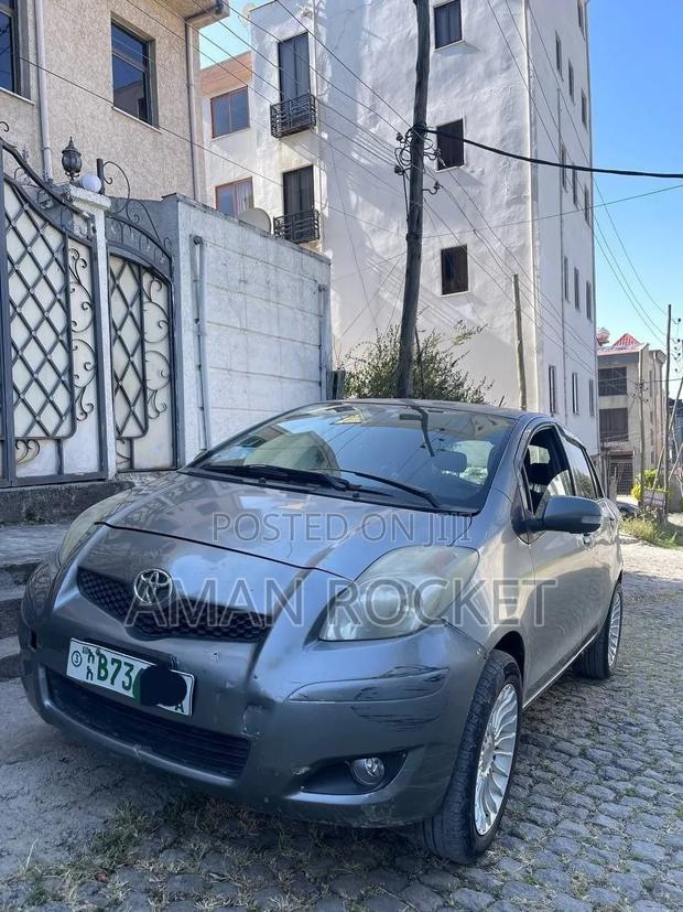 Toyota Yaris 2010 Gray