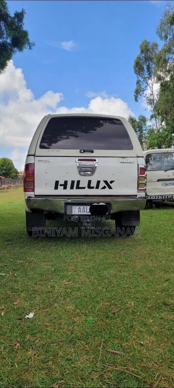 Toyota Hilux 2010 White