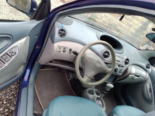 Toyota Vitz 2001 Blue