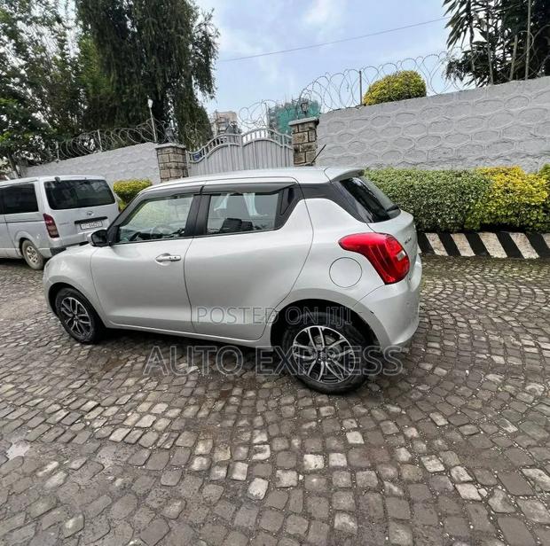 Suzuki Swift 2022 Silver