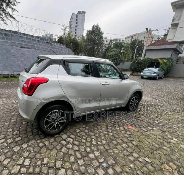Suzuki Swift 2022 Silver