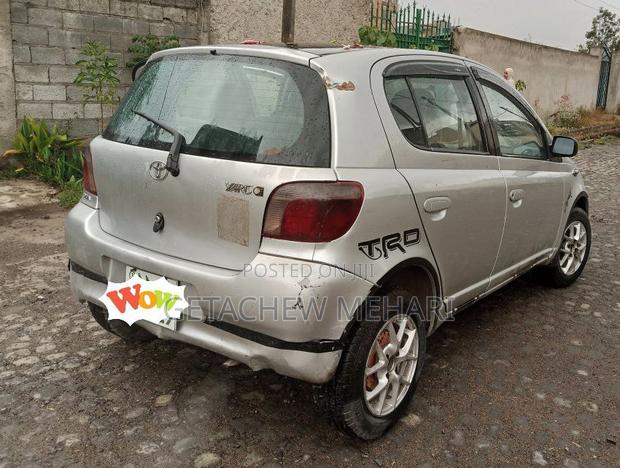 Toyota Vitz 2000 Gray