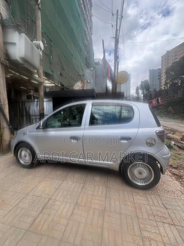 Toyota Vitz 2002 Silver