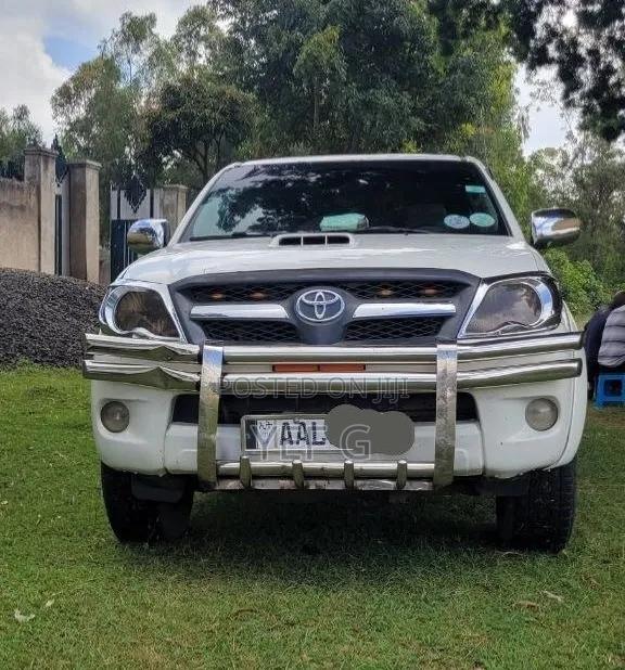 Toyota Hilux 2010 White
