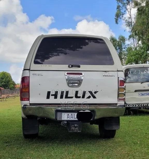 Toyota Hilux 2010 White