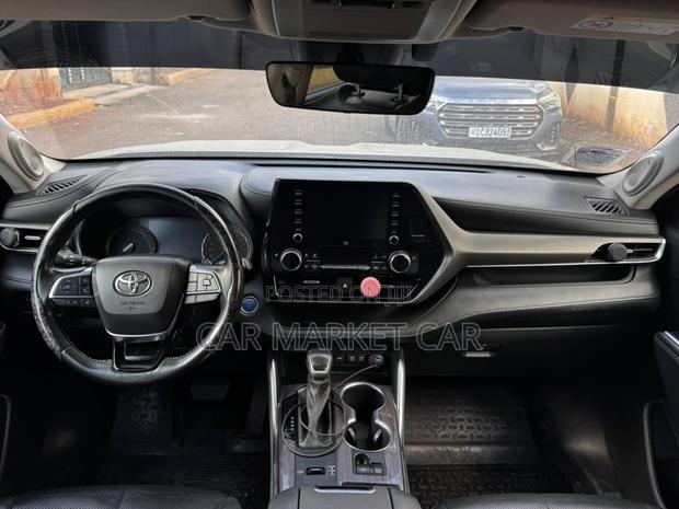 Toyota Highlander XLE 2021 Gray