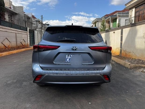 Toyota Highlander XLE 2021 Gray