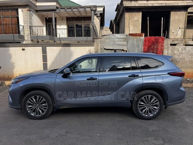Toyota Highlander XLE 2021 Gray