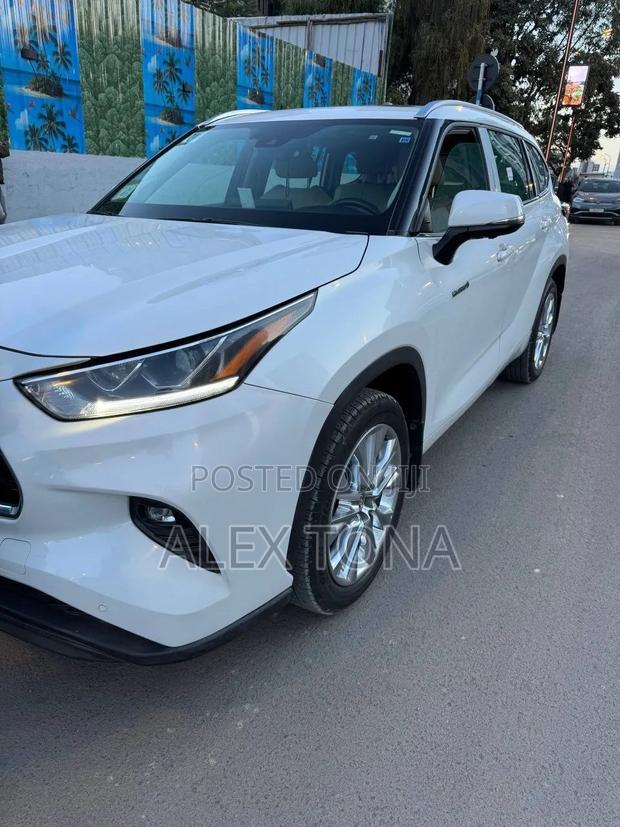 Toyota Grand Highlander Hybrid 2024 White
