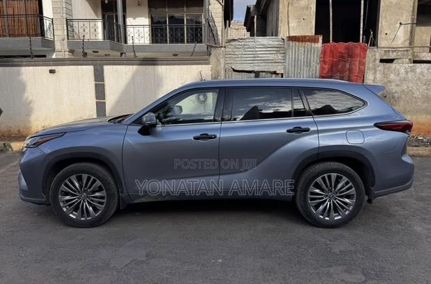 Toyota Highlander 2022 Blue