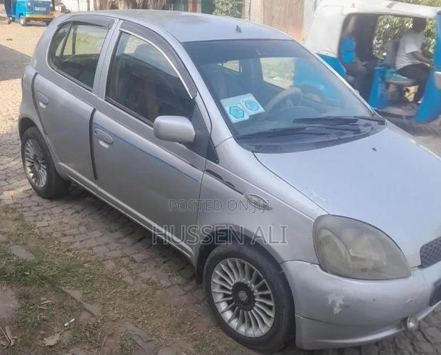 Toyota Vitz 2001 Silver
