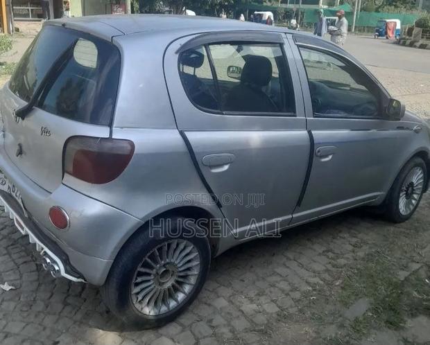 Toyota Vitz 2001 Silver