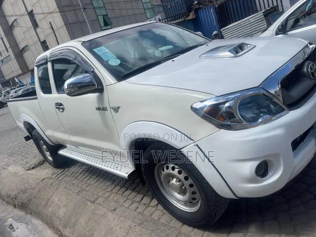Toyota Hilux 2011 White
