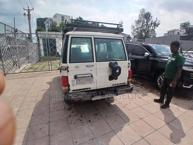 Toyota Land Cruiser 2012 White