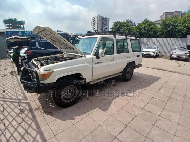 Toyota Land Cruiser 2012 White