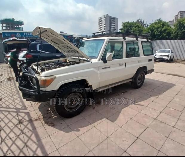 Toyota Land Cruiser 2012 White