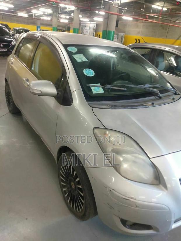 Toyota Yaris Base Hatchback 5dr 2010 Silver
