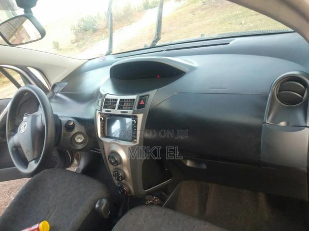 Toyota Yaris Base Hatchback 5dr 2010 Silver