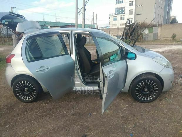 Toyota Yaris Base Hatchback 5dr 2010 Silver