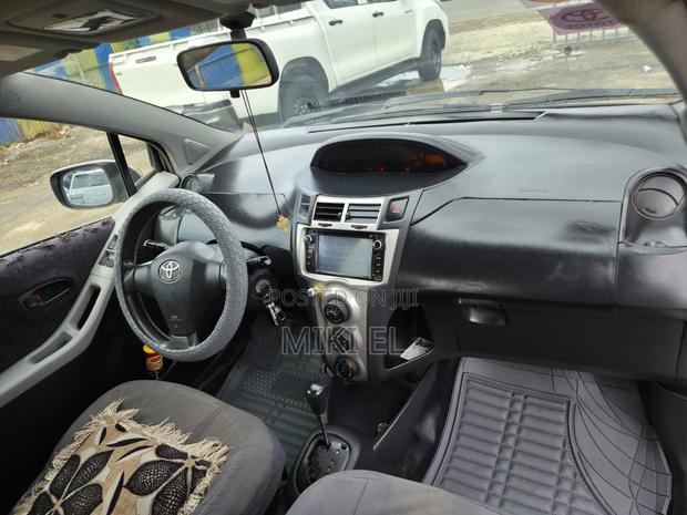 Toyota Yaris Base Hatchback 5dr 2010 Silver