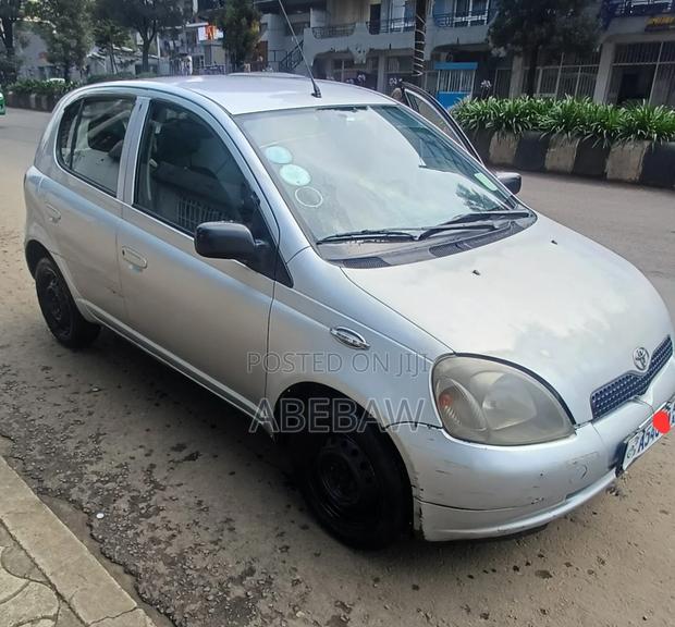 Toyota Vitz 2001 Silver
