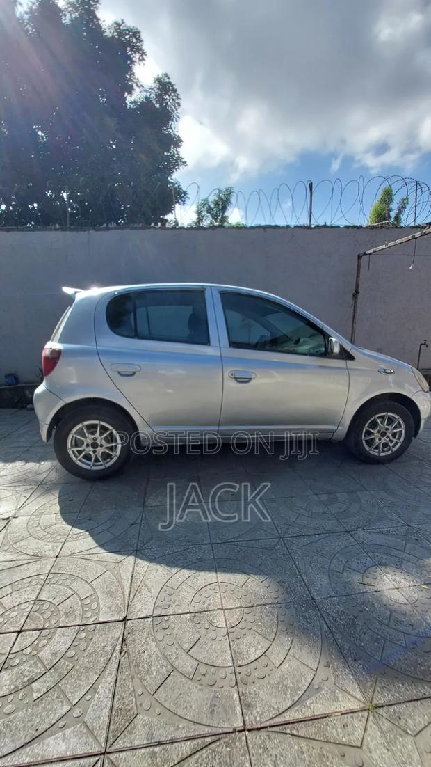 Toyota Vitz 2001 Silver