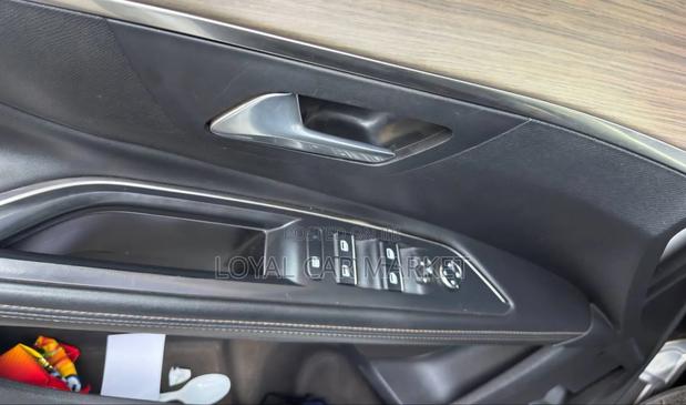 Peugeot 5008 2021 White