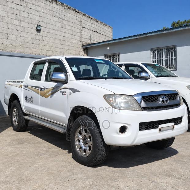 Toyota Hilux 2.5 D-4D 4X4 SRX 2009 White