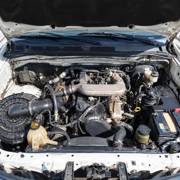 Toyota Hilux 2.5 D-4D 4X4 SRX 2009 White