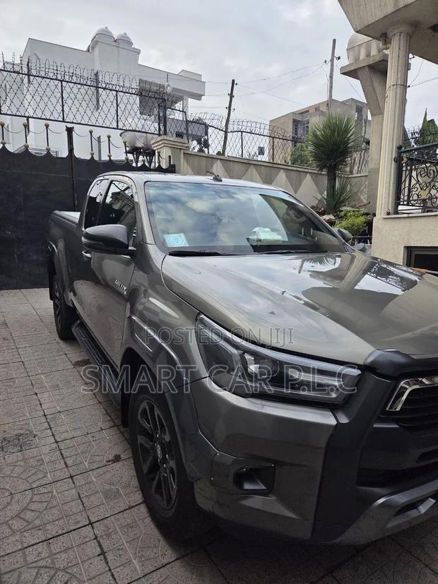 Toyota Hilux 2021 Gray