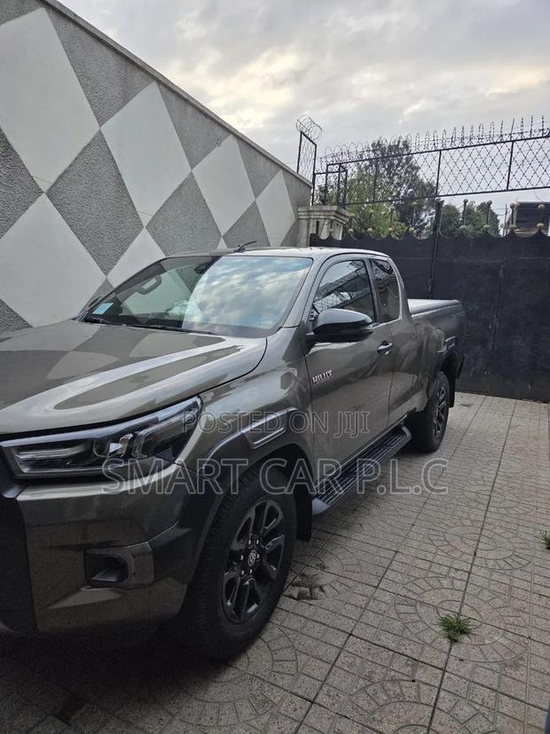 Toyota Hilux 2021 Gray