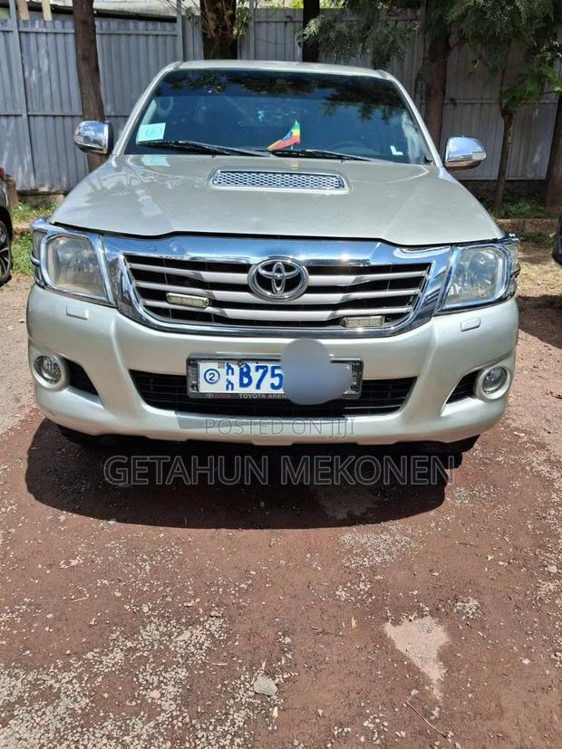 Toyota Hilux 2013 Gold