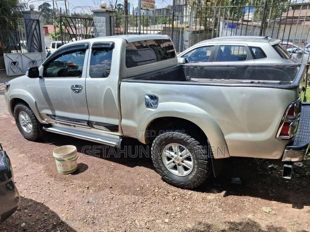 Toyota Hilux 2013 Gold