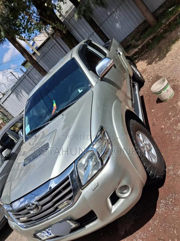 Toyota Hilux 2013 Gold