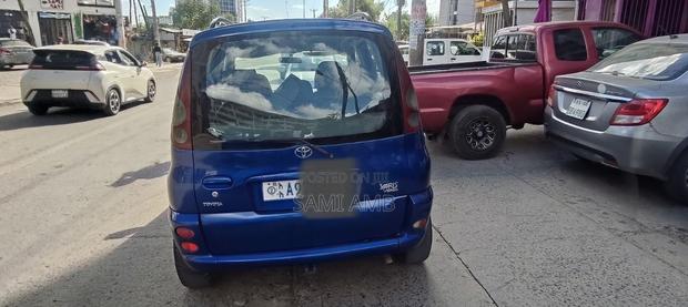 Toyota Verso 2010 Blue