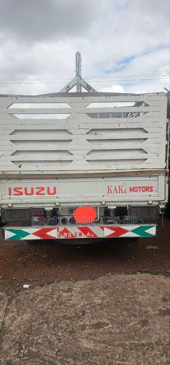 Isuzu ELF Truck 2022 White