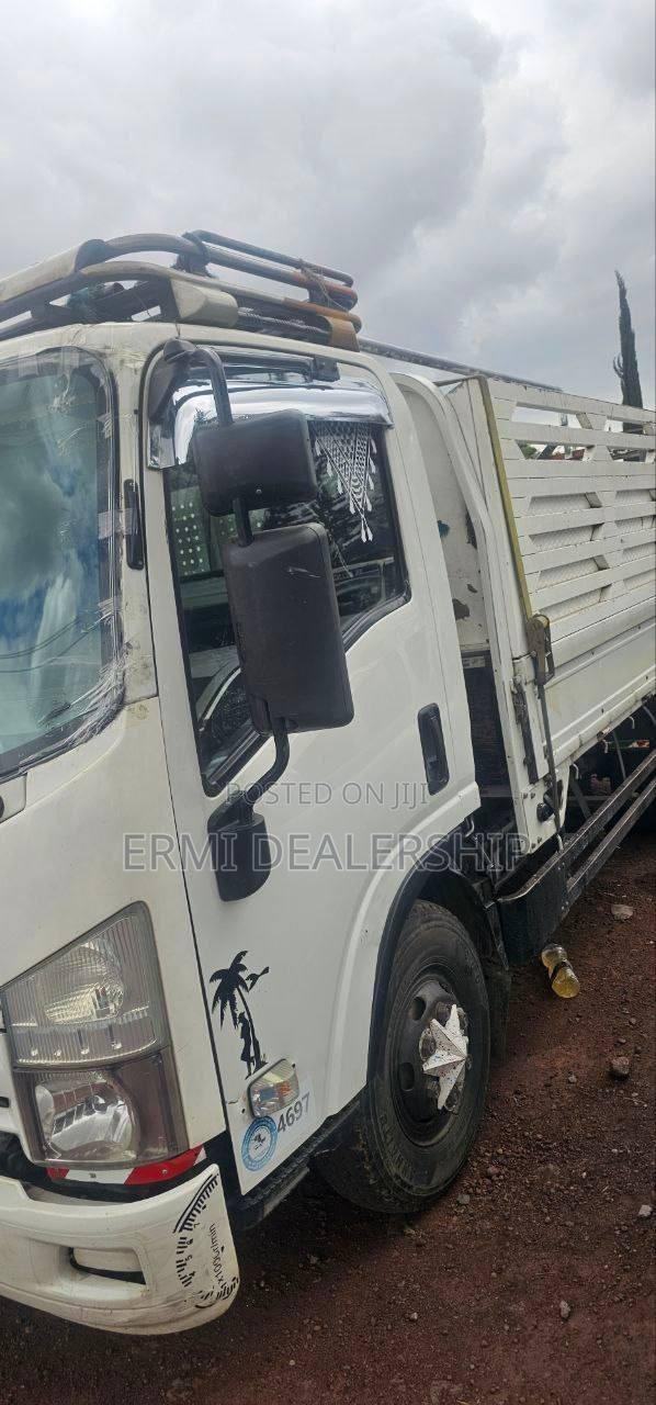 Isuzu ELF Truck 2022 White