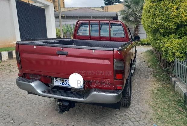 Toyota Hilux 2002 Red