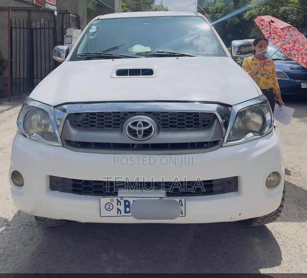 Toyota Hilux 2010 White