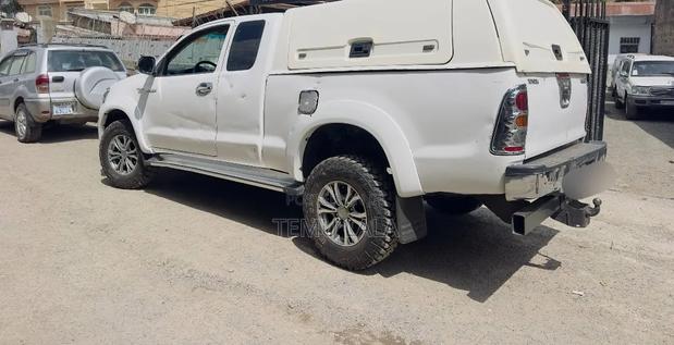 Toyota Hilux 2010 White