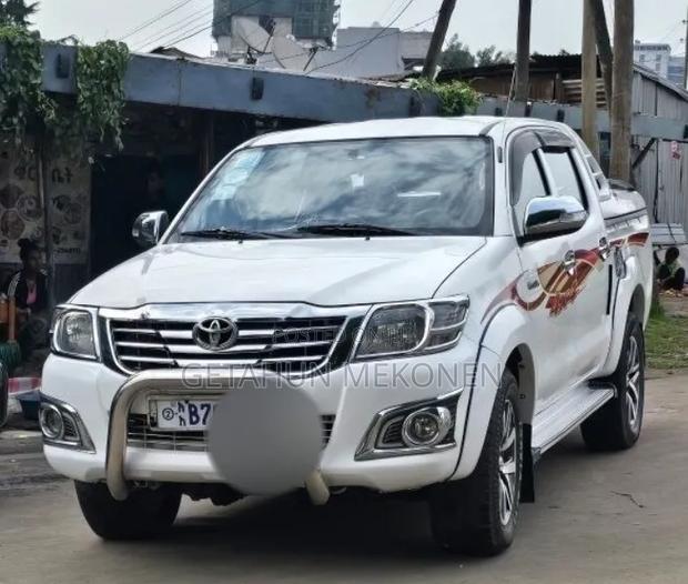 Toyota Hilux 2010 White