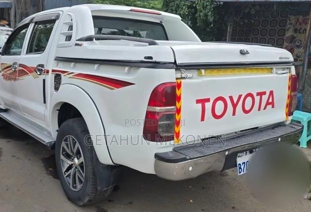 Toyota Hilux 2010 White